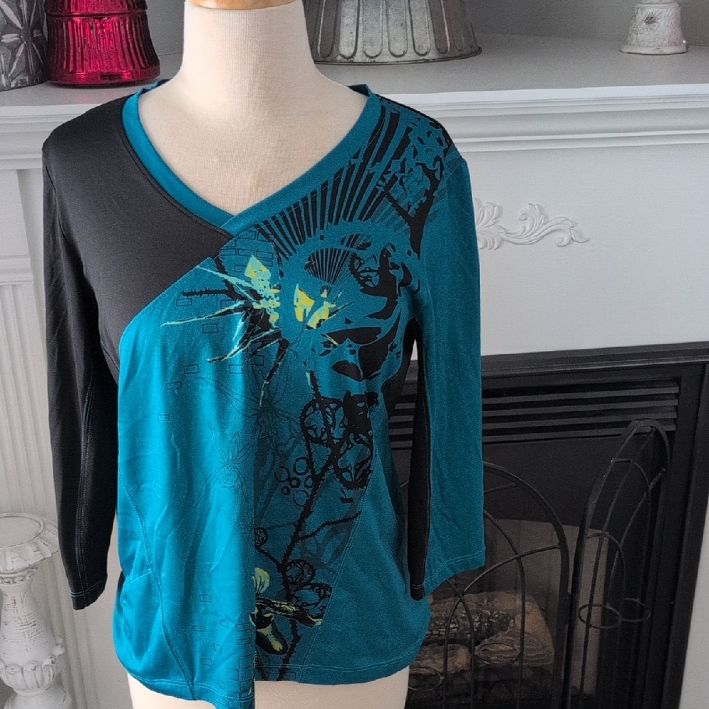 North Face Teal and Black Graphic Women's Top Size Medium